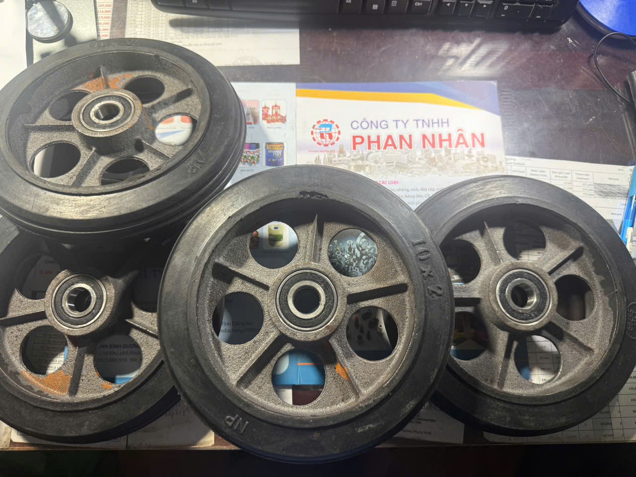 Bánh Xe Cao Su Đúc Lõi Gang Chịu Tải Phi 250mm, 300mm Tại Đồng Nai.