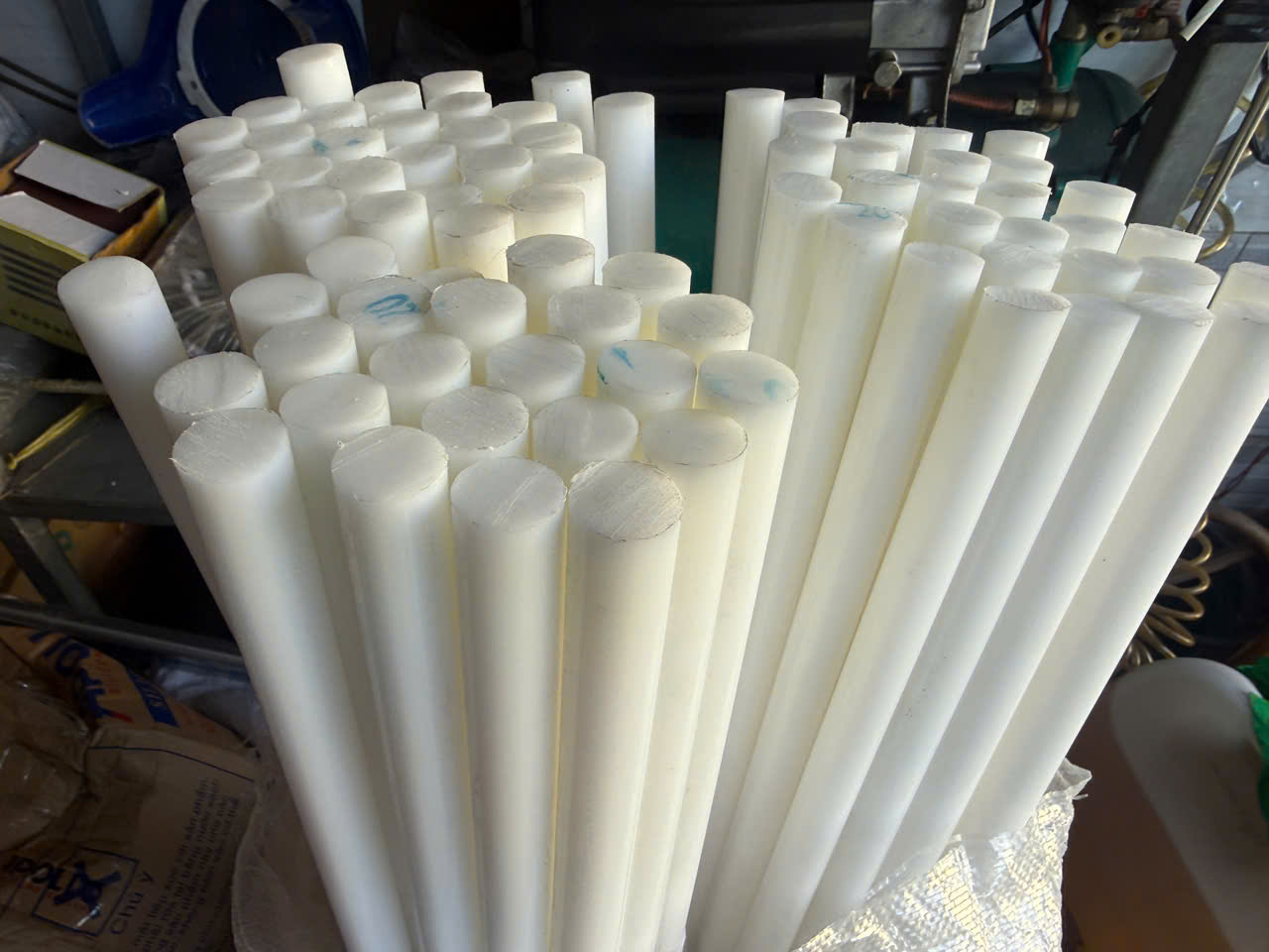 Nhựa POM Cây Tròn Đặc Từ Phi 10mm Đến Phi 300mm.